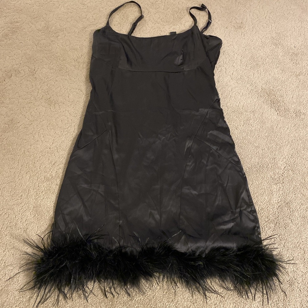 WINDSOR WOMEN'S BLACK SATINY MINI PARTY DRESS W/ FAUX FEATHER HEMLINE SIZE M